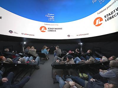 Der Innenraum des aiRdome | VR 360° mit Zuschauern bei den Nordischen Filmtagen.