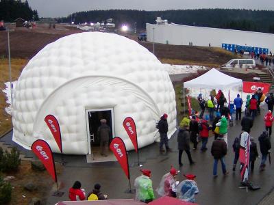 Aufblasbares Eventzelt aiRdome in einer Aussenansicht beim Biathlon Weltcup in Obersdorf