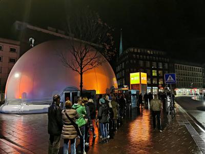 Der eindrucksvolle mobile 16m Kino-Dome faziniert insbesonders bei Nacht