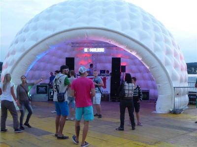 Futuristisches DJ-Zelt - Dome-Zelte müssen nicht schwer aufzubauen sein