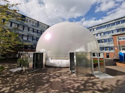 infinityDome mit 360-Grad-Projektion in einer weiteren Aussenansicht