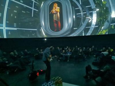 "miRatio"-Konzert mit paralleler 360 Grad Projektion im aufblasbaren infinityDome