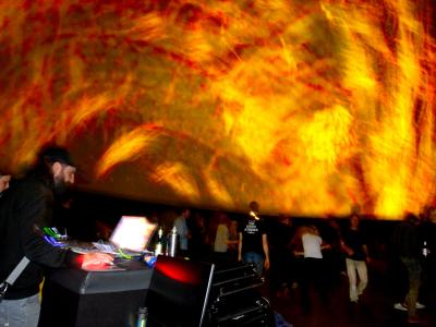 Live DJing-Event mit immersiven in Echtzeit projizierten 360°-Visuals im infinityDome mit Raum für 200 Menschen
