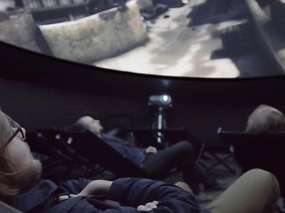 Nahaufnahme eines Zuschauers beim Betrachten eines 360°-Filmes im aiRdome | VR.