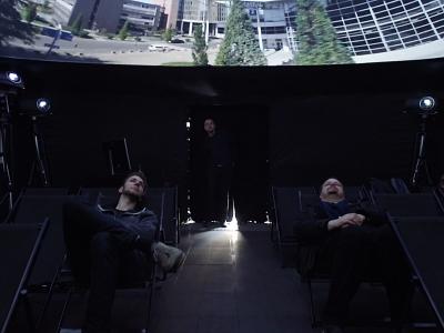 Ein Zuschauer beim Betreten des 360°-Kinos durch den lichtgeschützten Eingang des aiRdome | VR 360°.