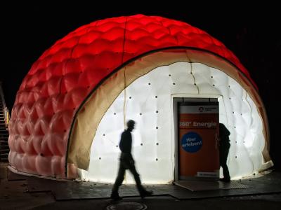 Der aiRdome | VR 360° in der Nacht in rot illuminiert im Eventeinsatz. Eine exklusive Attraktion zum Kauf und zur Miete!