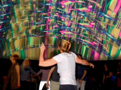 Disco mit tanzenden Menschen mit Live VJing-Visuals in unserer mobilen 360-Grad  Event-Location "infinityDome"