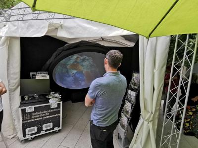 Das leichte,portable 360 Grad Display bietet die Möglichkeit VR-Inhalte auf einem grossen Display zu zeigen.