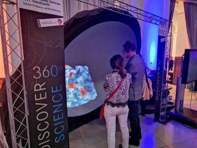 Wissensschaftkommunikation mi -dem portablen drehbaren 360 Grad-Display.