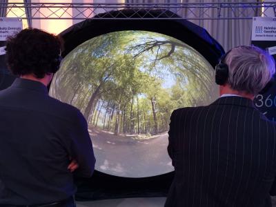 Zeitgemässes Präsentieren von wissenschaftlichen Ergebnissen mit dem portablen 360° rundum Display.